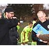 Vor dem Landesliga-Spiel TSV Crailsheim gegen Schluchtern werden die TSV-Trainer Thomas Weiss (Zweiter von rechts) und Michael Deininger (Zweiter von links) verabschiedet. Foto: Bernd Wolf
