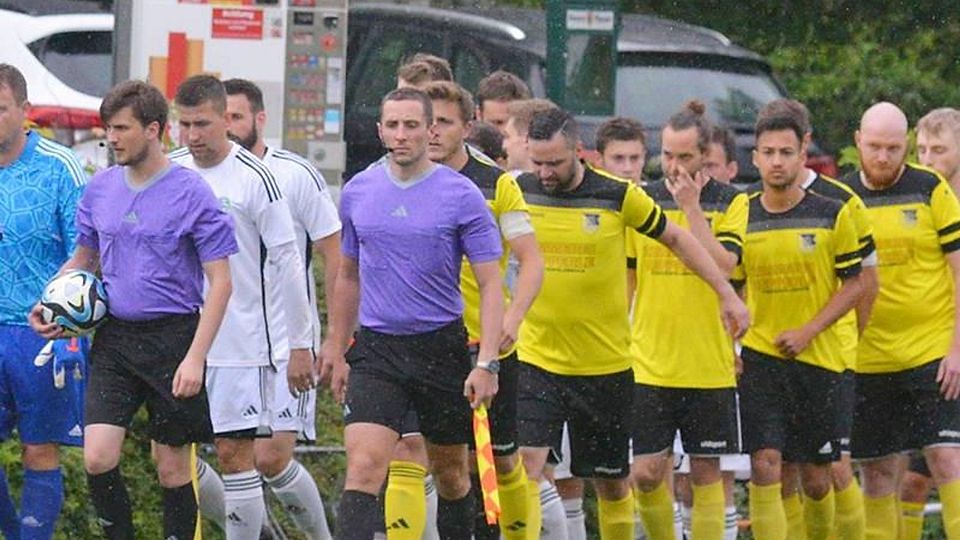 Vorerst zum letzten Mal lief die Mannschaft aus Emmering am vergangenen Samstag in der Kreisklasse auf. Das Spruchband, das die Fans gefertigt hatten, half den Emmeringer Kickern herzlich wenig. Nach der Niederlage gegen Landsberied war der Abstieg in die A-Klasse besiegelt.