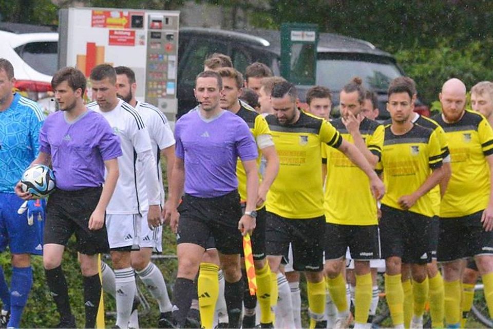 Vorerst zum letzten Mal lief die Mannschaft aus Emmering am vergangenen Samstag in der Kreisklasse auf. Das Spruchband, das die Fans gefertigt hatten, half den Emmeringer Kickern herzlich wenig. Nach der Niederlage gegen Landsberied war der Abstieg in die A-Klasse besiegelt.