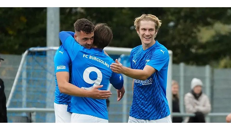 Freuen sich über den Derbysieg gegen die U23 des SC Waldgirmes in der Fußball-Gruppenliga: die Spieler des FC Burgsolms. © Isabel Althof