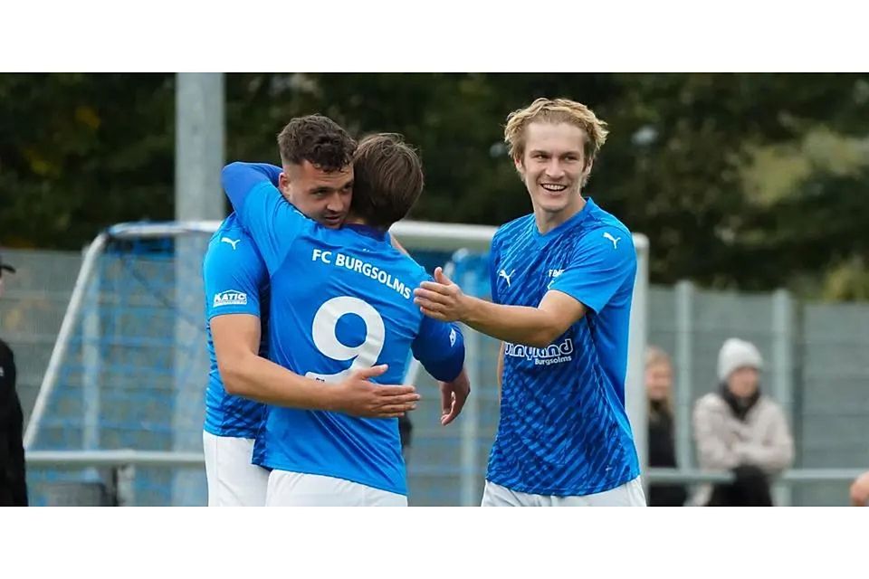 Freuen sich über den Derbysieg gegen die U23 des SC Waldgirmes in der Fußball-Gruppenliga: die Spieler des FC Burgsolms. © Isabel Althof Freuen sich über den Derbysieg gegen die U23 des SC Waldgirmes in der Fußball-Gruppenliga: die Spieler des FC Burgsolms. © Isabel Althof