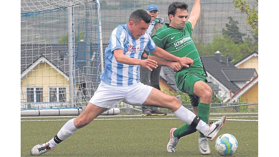 Die Szene zum Strafstoß: Ömer Degirmenci (blaues Trikot) bekommt gleich vom Baumholderer Karsten Buehl einen Tritt in die Wade. Den fälligen Elfmeter verschießt der Bretzenheimer jedoch. Foto: Mario Luge