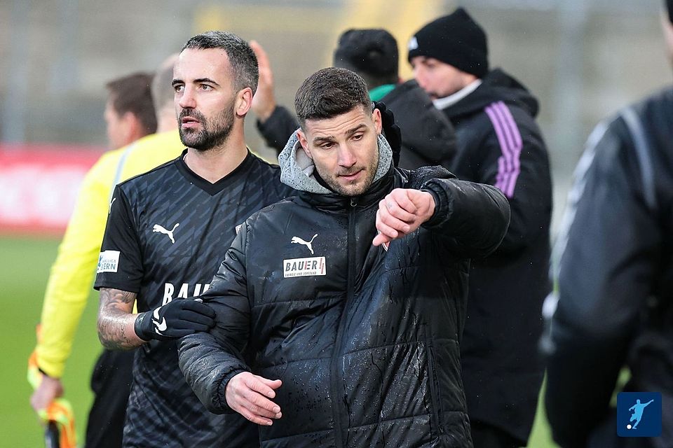Buchbachs Coach Aleksandro Petrovic (re.) und Kevin Hingerl klammern sich an den letzten Strohhalm. Ein torloses Remis wie vor zehn Tagen im Hinspiel im Grünwalder Stadion wäre im Rückspiel gegen den FC Bayern II zu wenig.