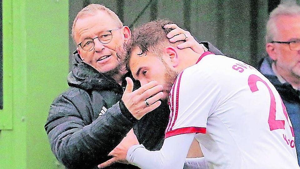 Nach seinem Treffer zum 1:0 eilt Manuel Kanou zu seinem Coach Jürgen Lipka, der nach dem Spiel seinen Rücktritt offiziell bekanntgab.