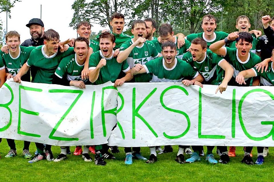 Banner kaputt, egal: Nichts konnte die Murnauer davon abhalten, ihren Aufstieg in die Bezirksliga gebührend zu feiern.