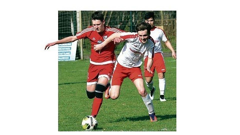 Holten sich den Ball und die Punkte: Die A-Jugend-Spieler des VfL Stenum (rotes Trikot) besiegten diejenigen des GVO Oldenburg mit 6:3 Toren. Holger Martens