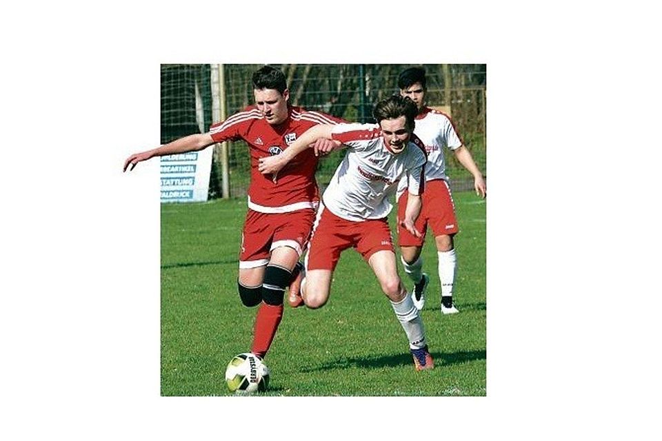 Holten sich den Ball und die Punkte: Die A-Jugend-Spieler des VfL Stenum (rotes Trikot) besiegten diejenigen des GVO Oldenburg mit 6:3 Toren. Holger Martens