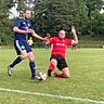 Augen zu und durch: Mit viel Disziplin und Einsatz machten Christoph Beyer (rechts) und der SV Niederemmel die spielerische Überlegenheit der SG Ruwertal/Gutweiler (links: Mathias Biwer) wett. 