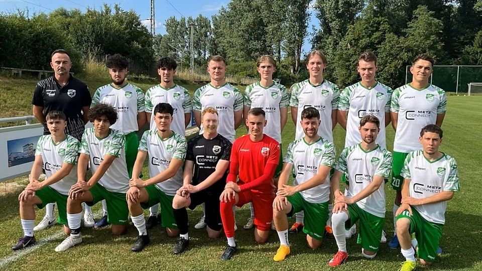 Die Neuen bei der DJK Donaueschingen um Trainer Christian Leda (stehend oben links). 