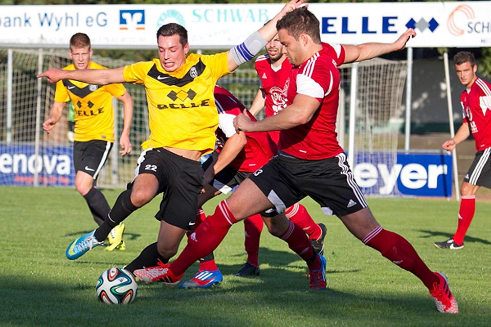 Der FC Auggen (rot) setzte sich mit 2:0 beim SC Wyhl durch. | Foto: Daniel Fleig