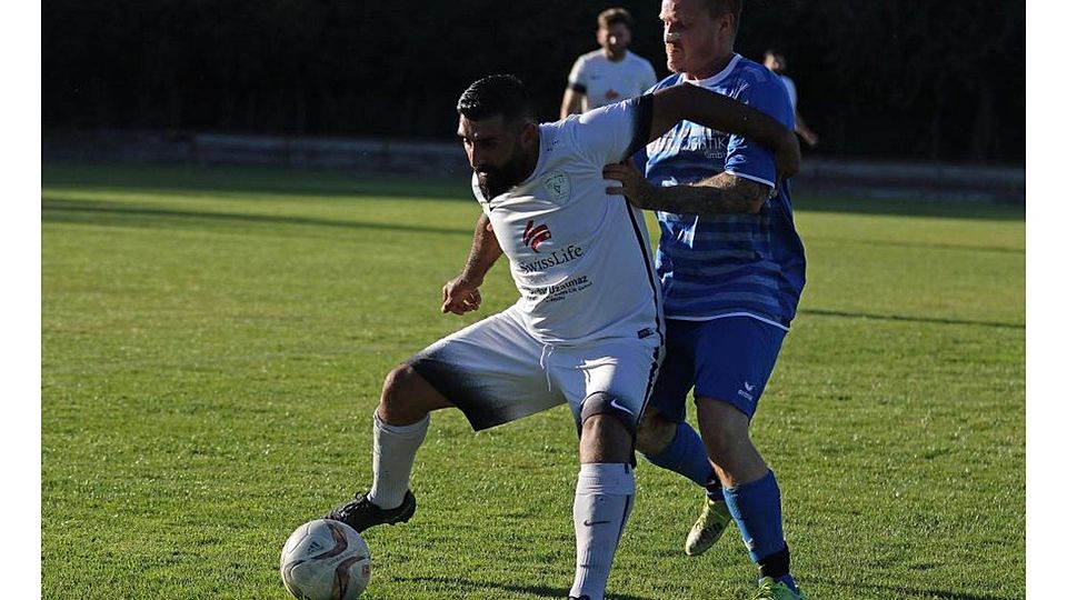 Im Terminplan der C-Klasse hinkt der SV Suryoye um Tayfun Sahinoglu (weißes Trikot) deutlich zurück.	Archivfoto: BK/Dirigo