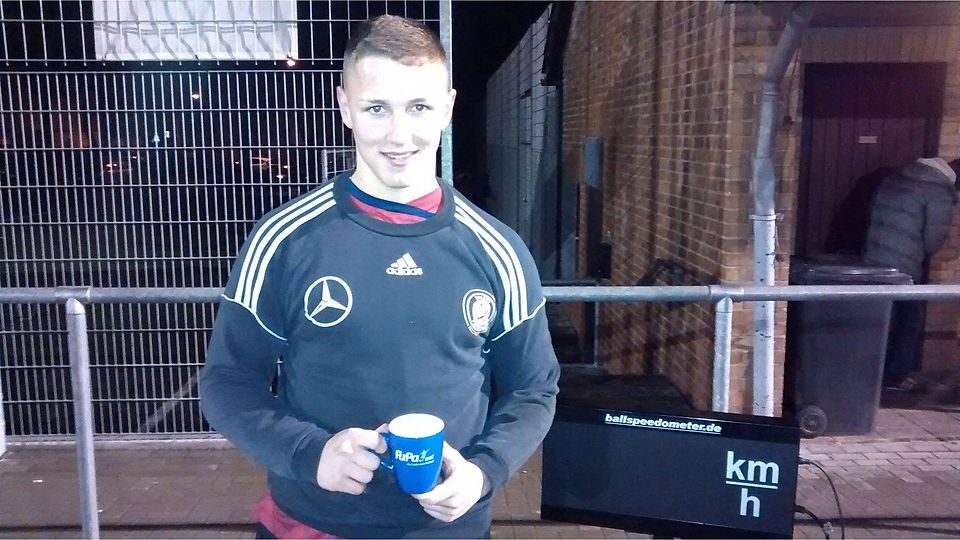 Der glückliche Gewinner Andre Rothenbächer mit der FuPa-Tasse. Foto: Aumüller