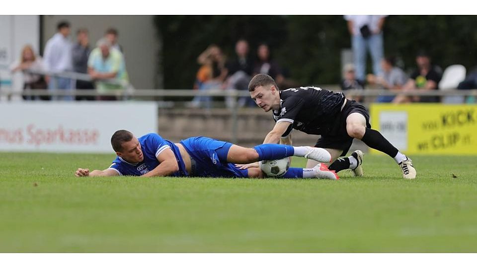 Kommt trotz großem Einsatz und dem Treffer zum 1:1 nicht wirklich voran mit Fußball-Hessenligist VfB Marburg: Mica Hendrich (l.) und seine Teamkollegen müssen sich gegen den KSV Baunatal mit einem 2:2 begnügen. © IMAGO/Marcel Lorenz
