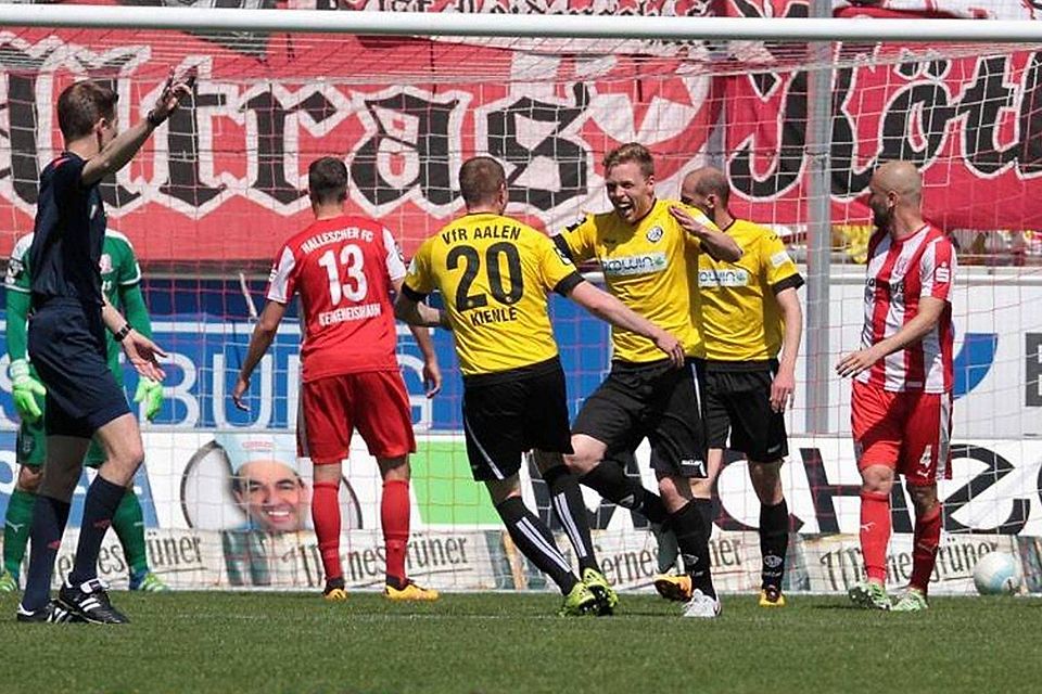 Fabian Menig (in gelb) bejubelte 2016 einen Treffer für Aalen, ab Sommer trägt der Abwehrspieler das HFC-Trikot.