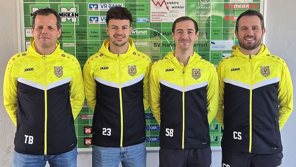 Die Sportlichen Leiter Thorsten Baierlein (links) und Christian Seifert (rechts) präsentieren das künftige Trainerduo Bastian Freisinger (Zweiter von links) und Franz Geilersdörfer.
