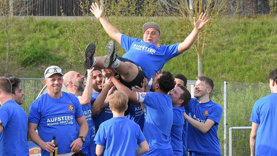 Die Burgweintinger Spieler lassen ihren Meistertrainer Mourad Touati hochleben.