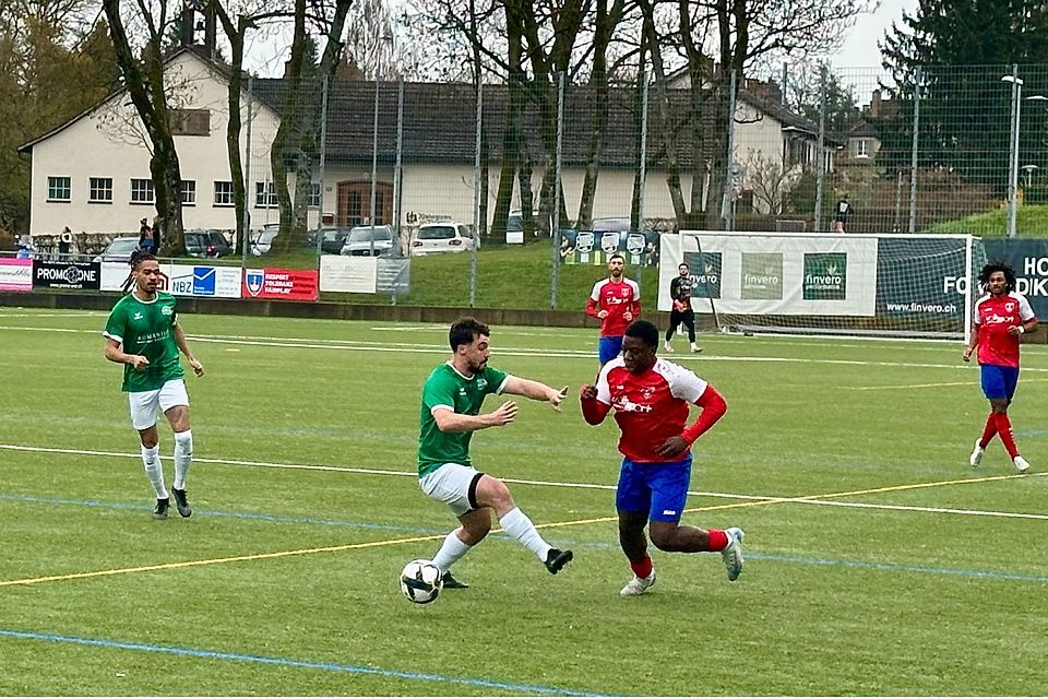 Rachad Ganiyou setzt sich durch und war der einzige Torschütze im Spiel zwischen Wiedikon und Rümlang.