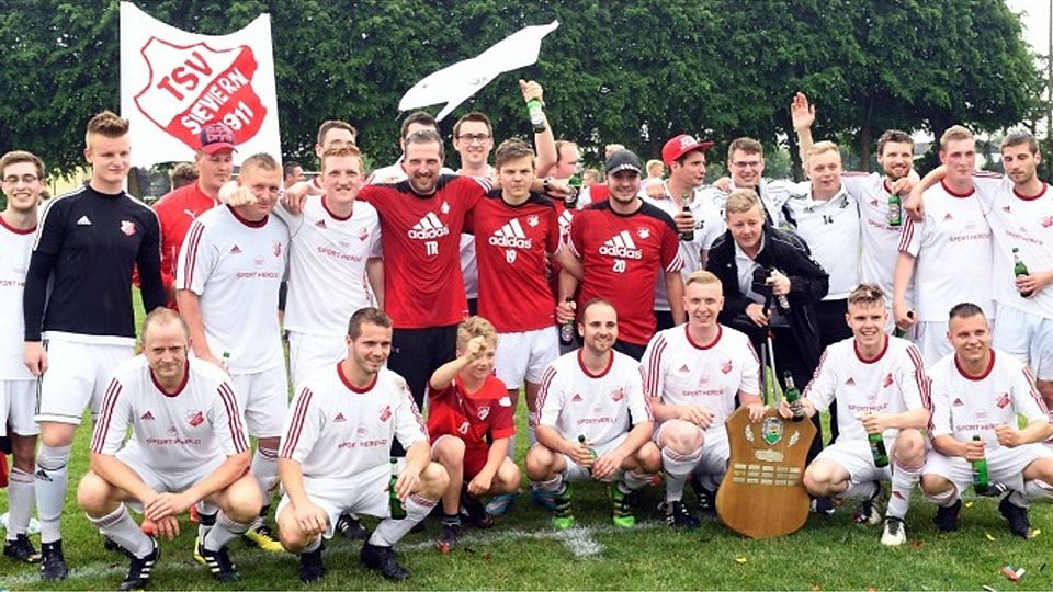 Diesmal hat es geklappt: Vor einem Jahr verlor der TSV Sievern II das Endspiel um die KSB-Plakette, nun durften sie nach dem 4:1-Sieg gegen SG Geestland V jubeln.