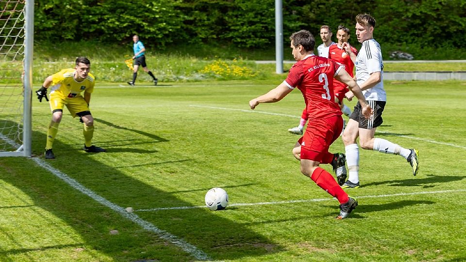 Fußball Kreisliga Meisterrunde A
FC Real Kreuth - SV Ohlstadt
Angriff auf Angriff spulten die Kreuther – hier mit Simon Mayr (in Rot) – ab, doch die Lenggrieser Defensive war zumindest für den Angriff der Gäste nicht zu knacken.  Archivfoto