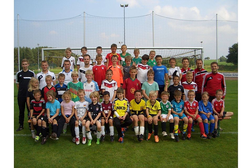 Die Teilnehmer und Trainer des Fußball-Ferien-Mini-Camps 2014 unter der Leitung von Siegfried Zeh nach zwei Tagen Fußball pur.