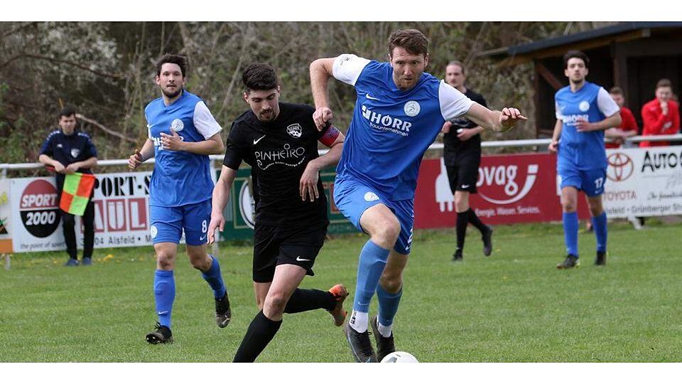  SGAES-Kapitän Niklas Gonder (schwarzes Trikot) ist Biebertals Torjäger Raffael Szymanski nicht nur in dieser Szene auf den Fersen. Foto: Luca Raab (© EXT) 