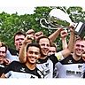 Nach dem verpassten Aufstieg dürfen die Bezirksliga-Fußballer des SV Bonlanden wenigstens über den gewonnenen Bezirkspokal jubeln. Foto: Günter Bergmann
