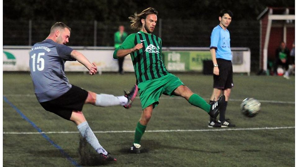 Roxheims Lennart Sperlich will den Schuss des Hargesheimers Jannik Erbach blocken.	Foto: Heidi Sturm