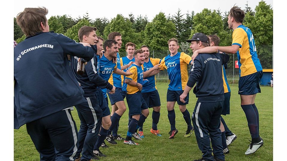 Nach drei Jahren D-Liga-Tristesse sind die Fußballer des SV Schwanheim wieder zurück in der C-Liga. Da war die Aufstiegsfreude am Sonntag bei den SV-Kickern natürlich groß. Foto: Sascha Lotz