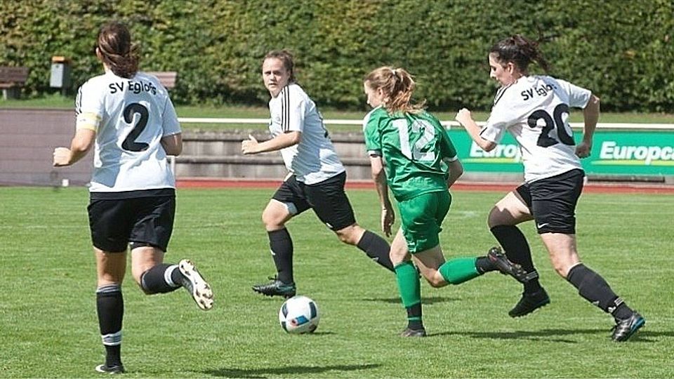 Sturmlauf des VfL Herrenberg: Hier ist Leonie Kopp (Mitte) am Ball Foto (Archiv): Holom