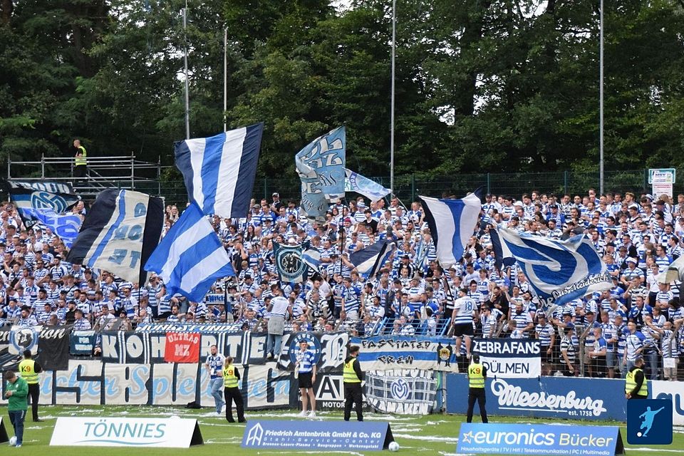 Tausende MSV-Fans haben die Zebras nach Gütersloh begleitet.