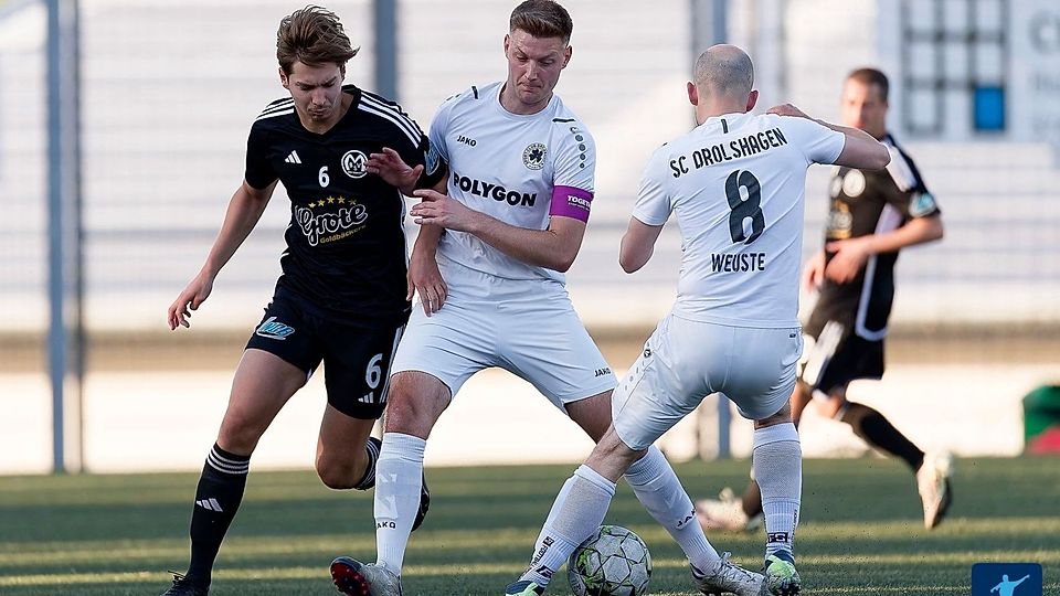 Der BSV Menden (in schwarz) setzte sich gegen den SC Drolshagen klar durch.