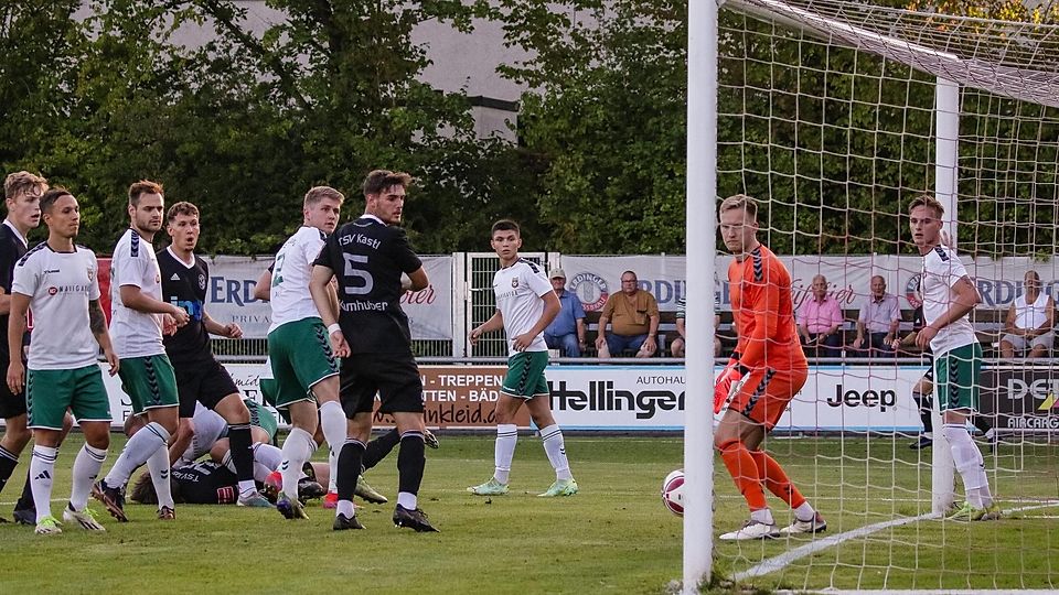 Banger Blick: Der Kopfball des Kastlers Raphael Kamhuber (Nr. 5) landet am Innenpfosten, den zurückspringenden
Ball schnappt sich Schwaigs Torwart Franz Hornof. Das Bild stammt vom August 2023, als der FCS aus einem 0:2 noch ein 2:2 machte.