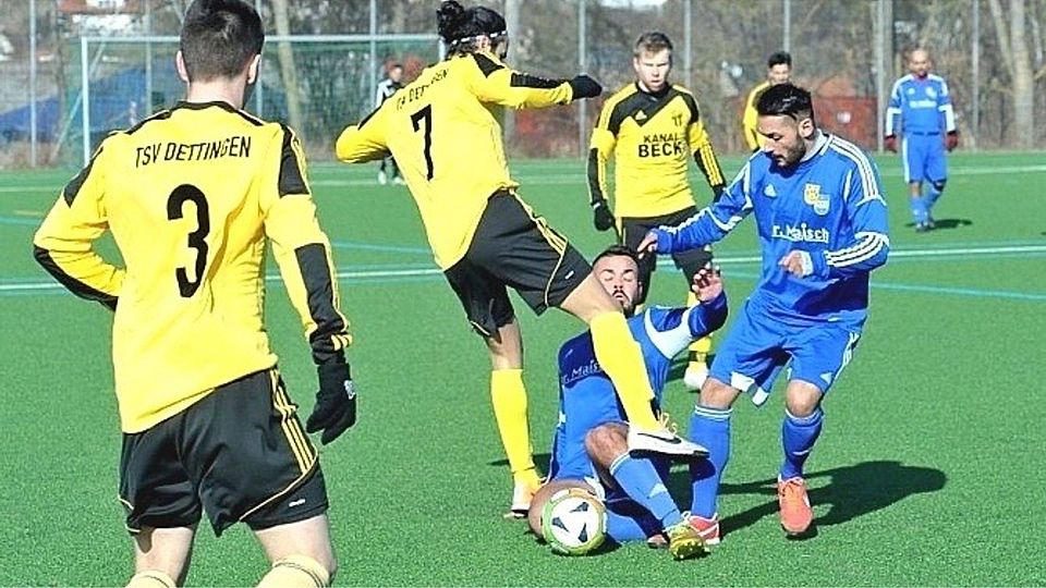 Auf dem Kunstrasen machten die Kicker der SG Poltringen/Pfäffingen (blaue Trikots) die Räume für den Gegner eng Foto: Holom