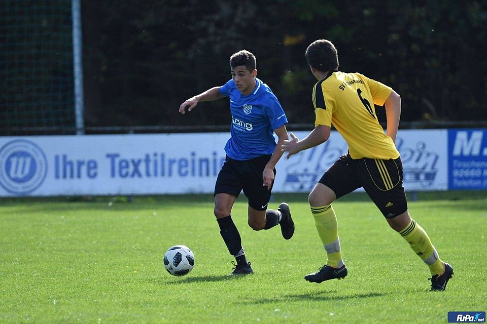 Der SV Riglasreuth (gelb-schwarz) konnte sich zuhause mit einem klaren 5:0 gegen den SV Parkstein durchsetzen.