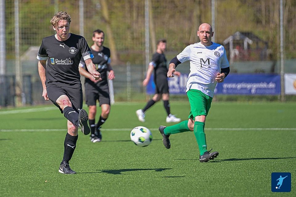 Sportfreunde Mülheim feiern Überraschung.