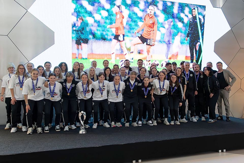 Das deutsche U17-Team feiert den Titel. Das deutsche U17-Team feiert den Titel.