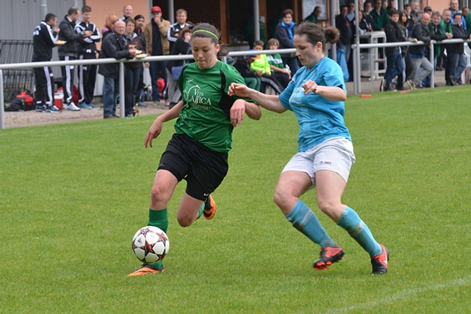 Traf zum 3:0: Katharina Reisch (links, FCH), gegen  Claudia Bucher  | Foto: Uwe Rogowski