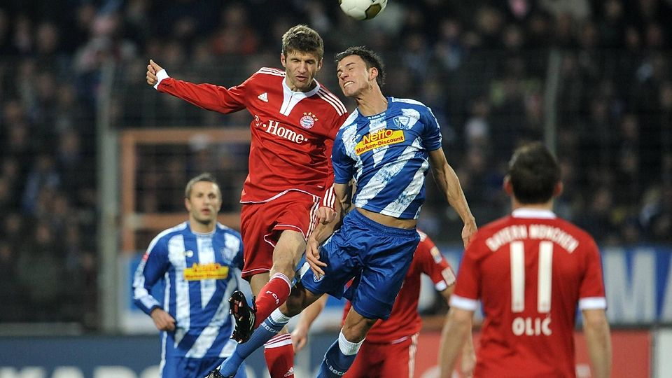 Kopf an Kopf mit Thomas Müller: Roman Prokoph (rechts) für den VfL Bochum in einem Bundesligaspiel 2009 gegen den FC Bayern; Bochum unterlag 1:5.