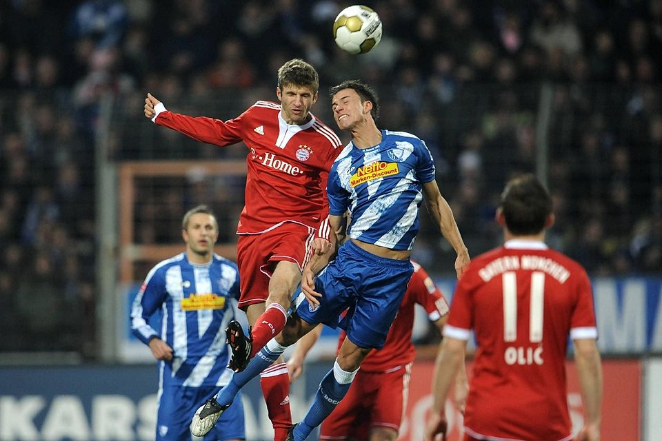 Kopf an Kopf mit Thomas Müller: Roman Prokoph (rechts) für den VfL Bochum in einem Bundesligaspiel 2009 gegen den FC Bayern; Bochum unterlag 1:5.
