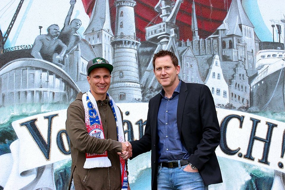 Tobias Jänicke (li.) und Sportdirektor Uwe Klein freuen sich auf die zukünftige Zusammenarbeit. Foto: FCH
