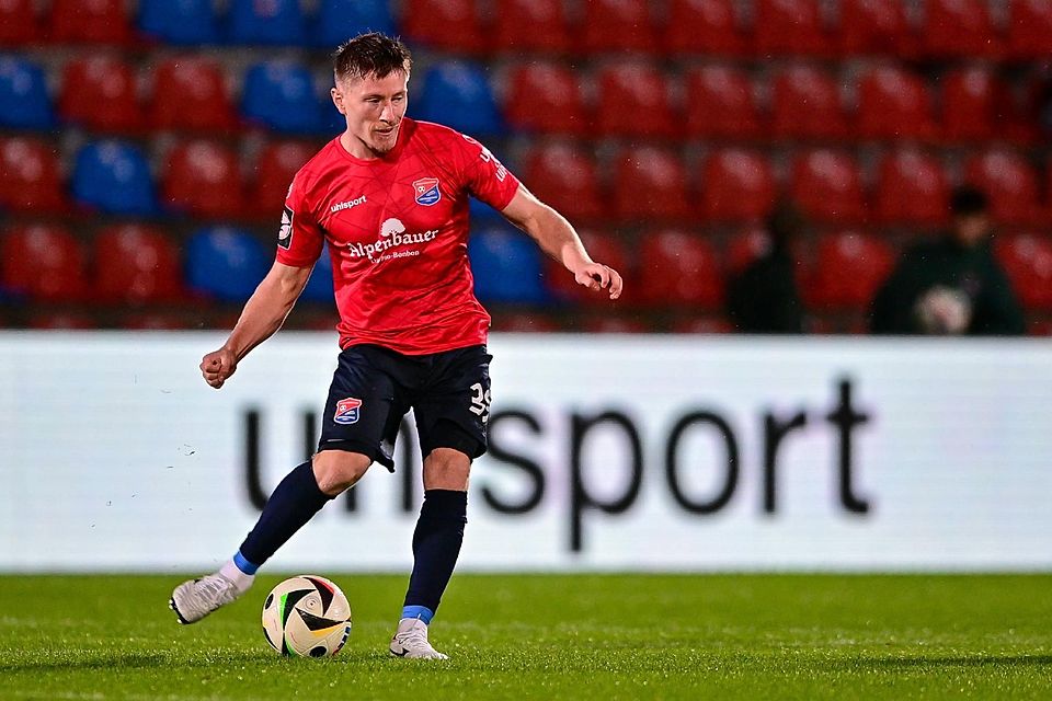 Dennis Waidner (Unterhaching, 39) am Ball gegen Sandhausen.