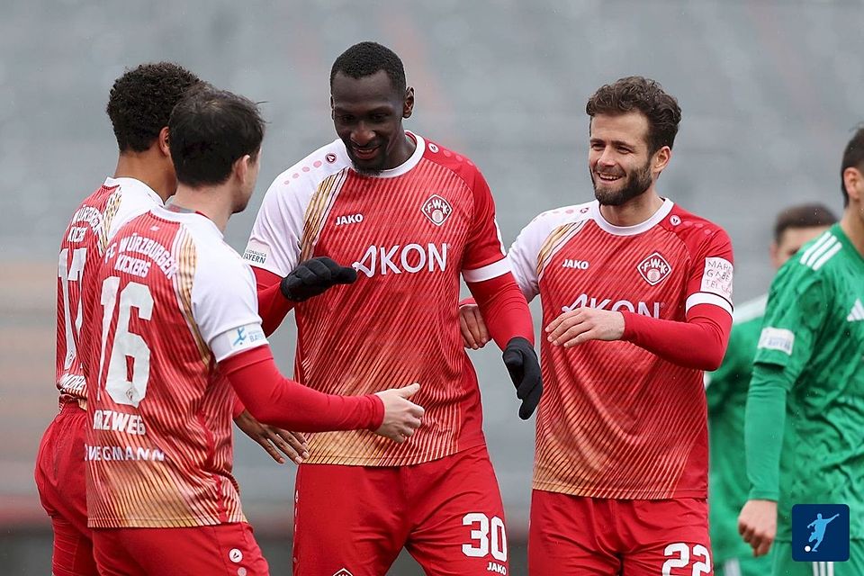Gute Stimmung bei den Würzburger Kickers: Mit einem Sieg im Topspiel im Nürnberger Max-Morlock-Stadion wollen die Rothosen gleich mal ein Ausrufezeichen in Sachen Aufstiegsrennen setzen.
