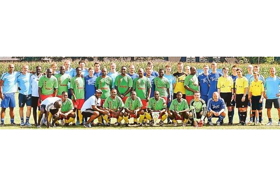Die Spieler des SV Altenoythe und  ihre kongolesischen Gäste vor dem Freundschaftsspiel Björn Lichtfuß