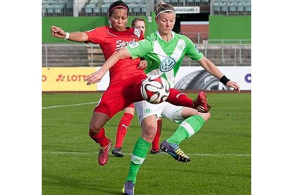 November 2014: Eve Chandraratne traf mit dem BV Cloppenburg (links)  auf den VfL Wolfsburg mit  Nationalspielerin  Alexandra Popp imago