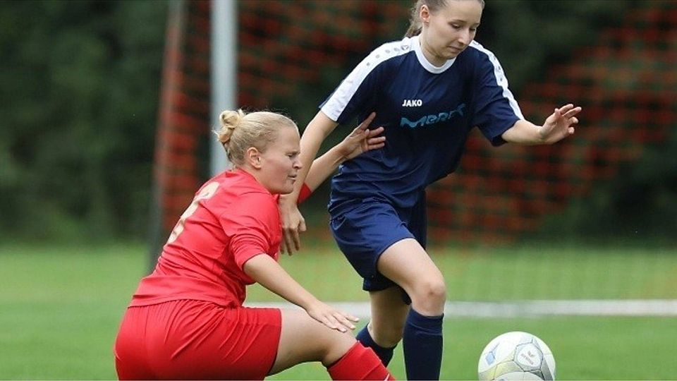 Alina Greim (rechts, hier im Zweikampf mit der Ueberauerin Marlen Müller) gewann mit dem TSV Höchst in der Gruppenliga beim TSV Pfungstadt II mit 5:3.	Archivfoto: Herbert Krämer