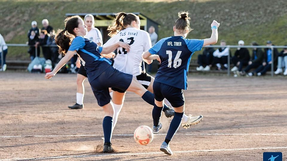 Während die erste Mannschaft des TuS Issel (helle Trikots, hier im Rheinlandpokalspiel beim VfL Trier, 7:0) in der Regionalliga einen Platz im Mittelfeld belegt, geht die weite Garnitur in der Rheinlandliga personell am Krückstock. Einmal konnte der TuS II bereits nicht antreten, weil er zu wenig Spielerinnen hatte. 