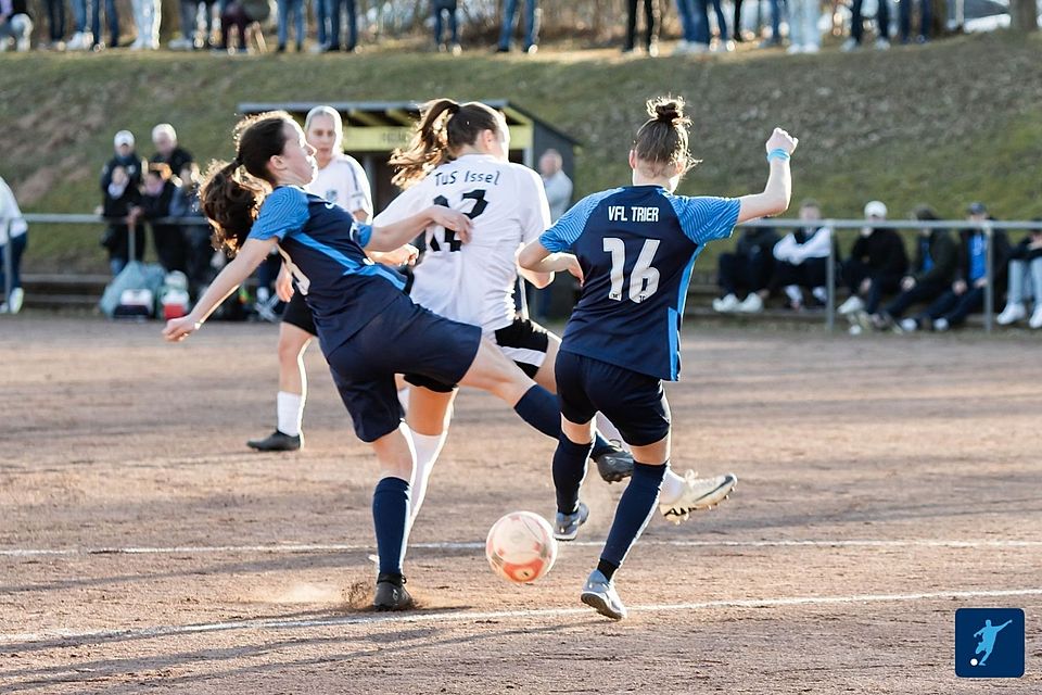 Während die erste Mannschaft des TuS Issel (helle Trikots, hier im Rheinlandpokalspiel beim VfL Trier, 7:0) in der Regionalliga einen Platz im Mittelfeld belegt, geht die weite Garnitur in der Rheinlandliga personell am Krückstock. Einmal konnte der TuS II bereits nicht antreten, weil er zu wenig Spielerinnen hatte. 