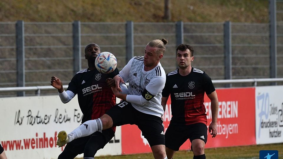Durch ein 2:1 in Windischeschenbach verdrängte der SV Waldau (in Weiß-Schwarz) die nur remisierende SpVgg Pirk (dunkles Trikot) von Platz 3.