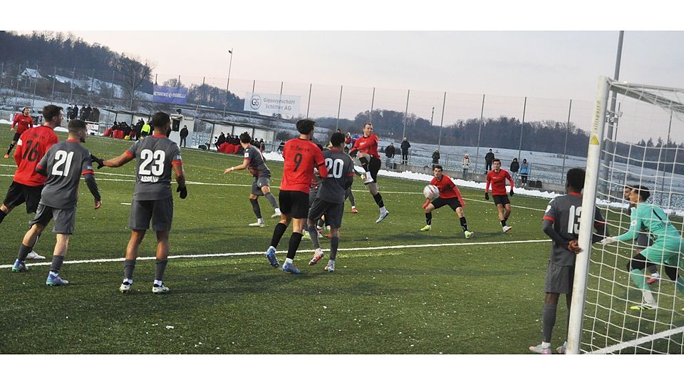 Luca Studer erzielt mit wuchtigem Kopfball – nach Corner von Jan Loosli – kurz vor der Pause das 2:1. 