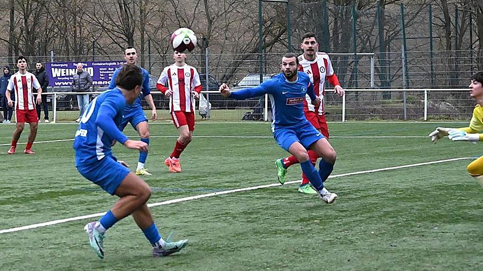 Chancenwucher betrieb die Eintracht im ersten Durchgang. Weder Malik Schäfer (vorne) noch Deniz Darcan kriegt den Ball unter, SC-Abwehrspieler Kevin Kraus kann nur zuschauen.	Foto: Jochen Werner